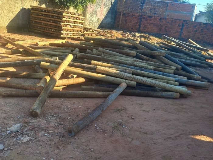 Peças descarregadas, antes de ir para a pilha, no pátio da empresa em Ji-Paraná.
