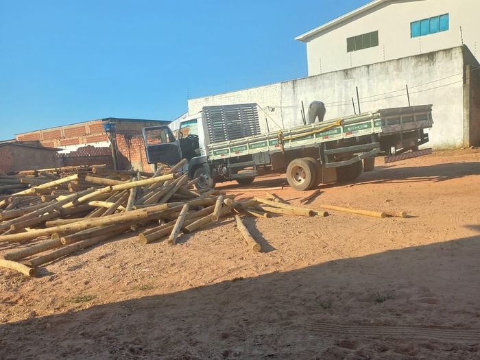 Caminhão sendo carregado para a entrega, no pátio da empresa em Ji-Paraná.